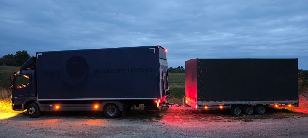 Mercedes Atego 818 3 tengelyes ponyvás pótkocsival – vontatmány