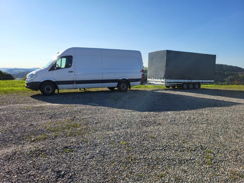 Mercedes Sprinter 3 tengelyes ponyvás pótkocsival – vontatmány